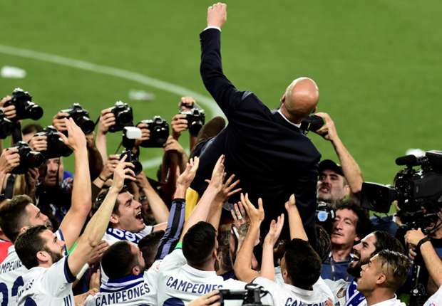  Zidane arrosé de champagne en conférence de presse après le sacre du Real