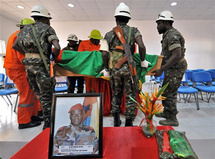 Des soldats déposent le cercueil du général Batista Tagmé Na Wayé devant son portrait, le 8 mars 2009 (Photo: AFP)