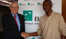 L'administrateur Directeur Général de la BICIS, Daniel Delanis, et le responsable tennis de l'Olympique Club Abou Berthé