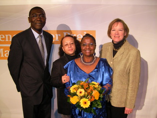 M.Abdou Aziz de  l'ambassade du Sénégal, Mme Ricky Reiser, rédactrice d "Afro-Look" et artitste-peintre, Mme la Député Schewe Gerigk
