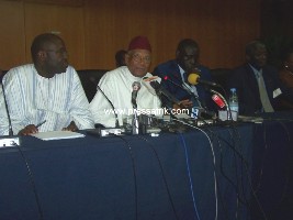 Les membres du bureau des assises nationales au milieu son président Amadou Mahtar Mbow