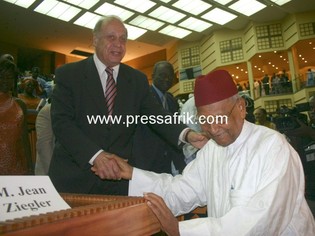Le président des assises saluant l'ancien directeur général de la Banque Mondiale, Jean Ziegler