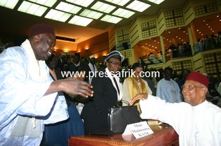 Amadou Mahtar Mbow en train de saluer Moustapha Sy Djamil