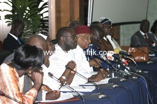 Le bureau des assises face à la presse après la restitution finale des travaux