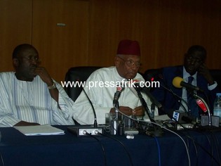 Le président des assises répondant aux questions des journalistes