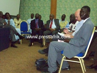 En plus des journalistes, les hommes politiques et des organisations parties prenantes aux assises dans la salle