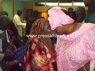 Les responsables des femmes du PS, Aminata Mbengue Ndiaye et de l'AFP, Mata Sy Diallo en accolade