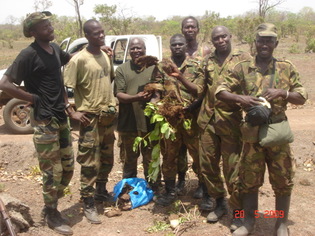 le chef de poste et ses hommes Birame Sène, Mamadou Landing Sané et Ma Anta Cissokho après la patrouille
