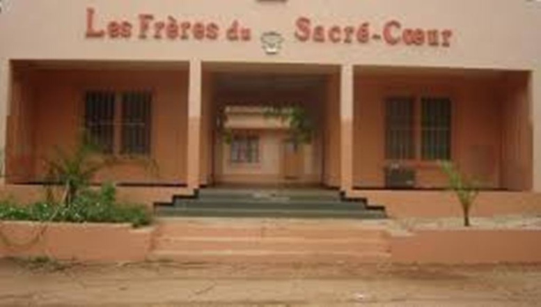 Chantage sur fond de vidéo homosexuelle : Un missionnaire de Sacré-Cœur filmé et dépouillé Chantage sur fond de vidéo homosexuelle : Un missionnaire de Sacré-Cœur filmé et dépouillé