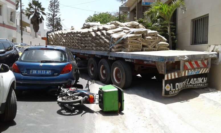 Camion sans frein: le pire évité de justesse à Mermoz - Une femme et un bébé sains et saufs Camion sans frein: le pire évité de justesse à Mermoz - Une femme et un bébé sains et saufs