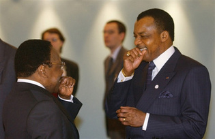 Le président gabonais Omar Bongo en compagnie de son homologue congolais Denis Sassou Nguesso, le 21 février 2003 à Paris.(Photo:AFP)