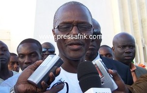 Le secrétaire général du Parti Socialiste face à la presse