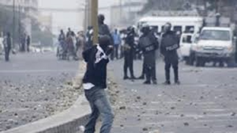 Dernière minute - Ça chauffe à l’UCAD: affrontements entre étudiants et forces de l’ordre Dernière minute - Ça chauffe à l’UCAD: affrontements entre étudiants et forces de l’ordre