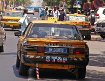 Des taxis dans la circulation de Dakar