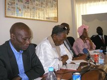 Le président de la CNLCC au milieu en habit tranditionnel