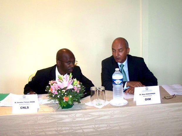 Ahmadou Tidiane Wone, secrétaire exécutif adjoint du Comité national de lutte contre le sida (CNLS) et  Mr Abye Makonnen, Représentant régional de l'Oim