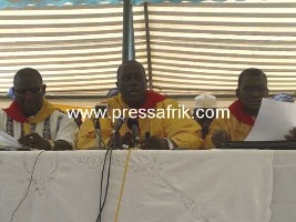 Landing Savané entouré par Bassirou Sarr l'administrateur général et Cheikh TIdiane Guiro