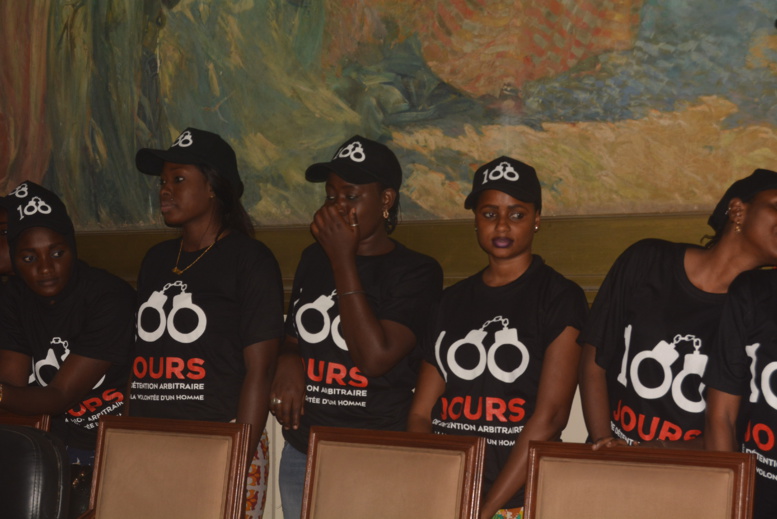 Les journalistes poireautent depuis plus d'une heure en attendant les avocats de Khalifa Sall Les journalistes poireautent depuis plus d'une heure en attendant les avocats de Khalifa Sall