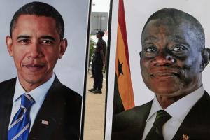 Des affiches représentant le président Obama et le le président du Ghana, Hohn Atta Mills, à Accra, le 11 juillet. (Photo: Reuters)