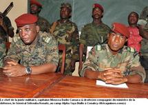 Le chef de la Junte militaire de la Guinée Conakry (droite) et le ministre de la défense, le général Sékouba Konaté au camp Alpha Yaya Diallo (Photo: Africaguinée.com)