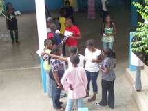 Des groupuscules d'élèves dans la cour du lycée