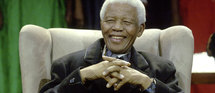 Symbole mondial de pardon et de liberté, Nelson Mandela a été inondé de messages, signés de personnalités comme d'inconnus, pour son 91e anniversaire © LIONEL HEALING/AFP