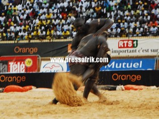 (Vidéo & reportage photo) – après sa victoire sur Gris Bordeaux: Yékini conforte sa suprématie