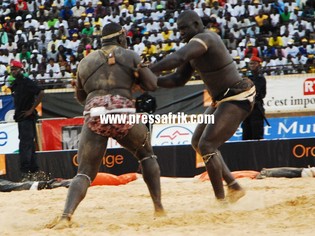 (Vidéo & reportage photo) – après sa victoire sur Gris Bordeaux: Yékini conforte sa suprématie