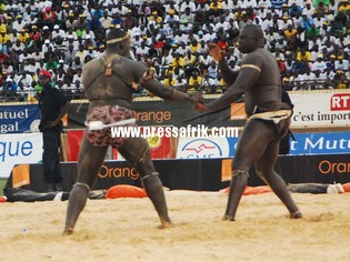 (Vidéo & reportage photo) – après sa victoire sur Gris Bordeaux: Yékini conforte sa suprématie