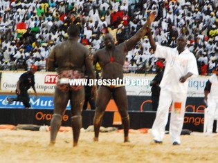 (Vidéo & reportage photo) – après sa victoire sur Gris Bordeaux: Yékini conforte sa suprématie