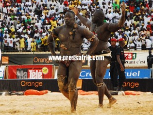 (Vidéo & reportage photo) – après sa victoire sur Gris Bordeaux: Yékini conforte sa suprématie