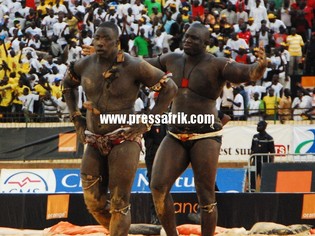 (Vidéo & reportage photo) – après sa victoire sur Gris Bordeaux: Yékini conforte sa suprématie