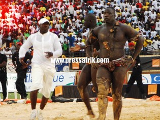 (Vidéo & reportage photo) – après sa victoire sur Gris Bordeaux: Yékini conforte sa suprématie