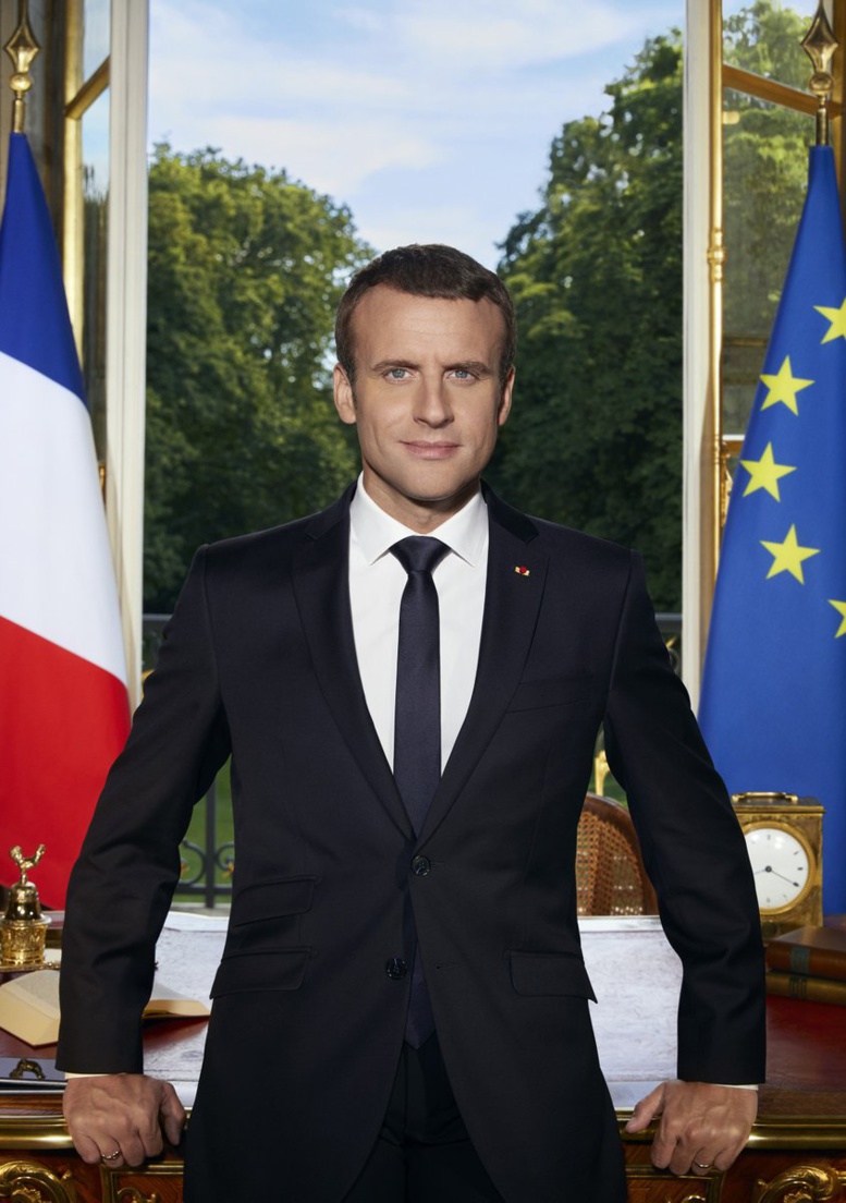 Emmanuel Macron publie sa photo officielle et devient la risée des "photomonteurs" dans le Web Emmanuel Macron publie sa photo officielle et devient la risée des "photomonteurs" dans le Web