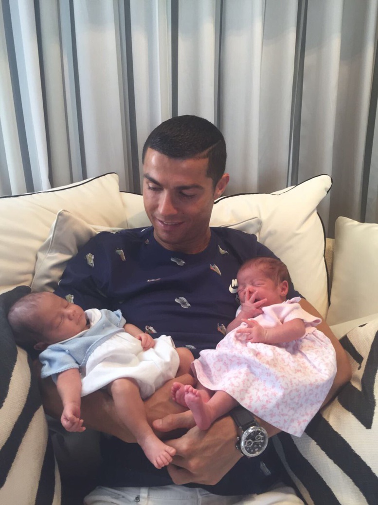 Cristiano Ronaldo présente ses jumeaux 
