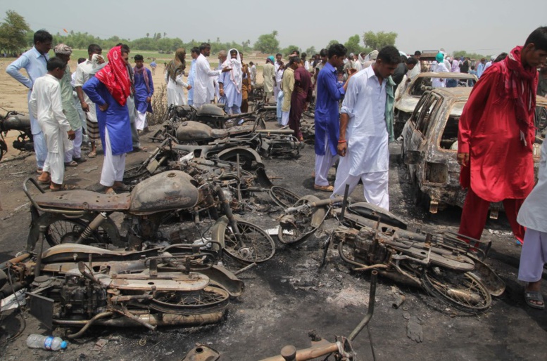 Pakistan: selon un nouveau bilan, 190 personnes sont mortes après l'incendie d'un camion citerne Pakistan: selon un nouveau bilan, 190 personnes sont mortes après l'incendie d'un camion citerne