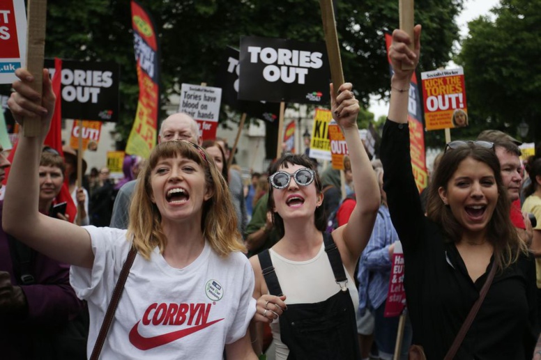 Londres : des milliers de personnes défilent contre le gouvernement May Londres : des milliers de personnes défilent contre le gouvernement May