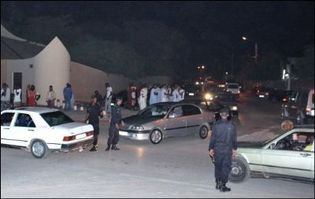 Des policiers mauritaniens le 8 août 2009 près de l'ambassade de Mauritanie à Nouakchott, visée par un attentat.(AFP)