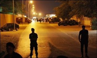 Des policiers mauritaniens bloquent une rue près de l'ambassade de France à Nouakchott après un attentat, le 8 août 2009. (AFP)