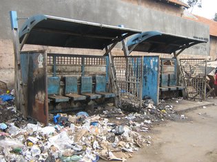 Arrêt de bus qui cohabite avec des tas d'ordures (source photo: maamdaawur.blogspot.com/)