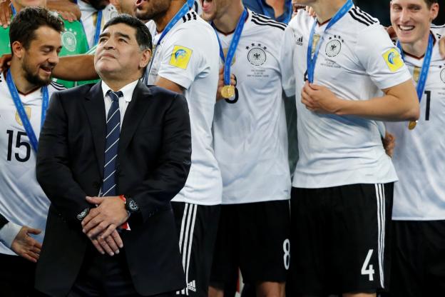 Diego Maradona a remis les médailles lors de la finale de la Coupe des confédérations. (Reuters)