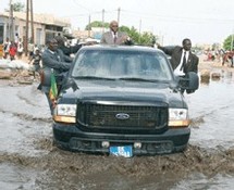 Le chef de l'Etat, Abdoulaye Wade en tournée dans la banlieue lors des inondations de l'année dernière