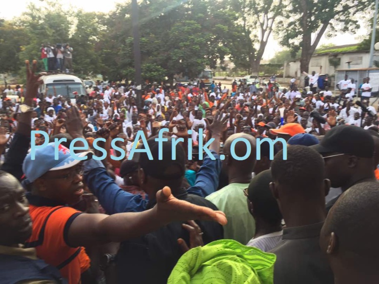 Direct-Thiès: les premières images de la marche de "Manko taxawu Sénégal" avec Idrissa Seck