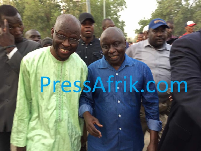 Direct-Thiès: les premières images de la marche de "Manko taxawu Sénégal" avec Idrissa Seck Direct-Thiès: les premières images de la marche de "Manko taxawu Sénégal" avec Idrissa Seck