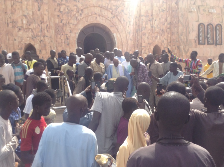 La forte émotion de Wade à sa sortie du mausolée de Khadimou Rassoul... Regardez !!! La forte émotion de Wade à sa sortie du mausolée de Khadimou Rassoul... Regardez !!!