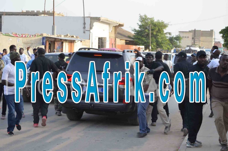 Violence électorale à Rufisque : Le garde du corps du ministre Oumar Gueye dégaine un pistolet à visage découvert et...( @IbraGuindo) Violence électorale à Rufisque : Le garde du corps du ministre Oumar Gueye dégaine un pistolet à visage découvert et...( @IbraGuindo)