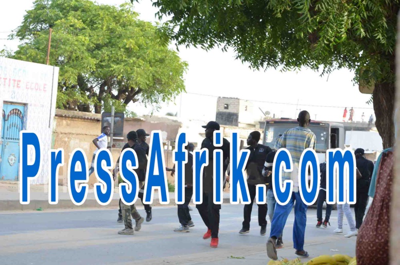 Violence électorale à Rufisque : Le garde du corps du ministre Oumar Gueye dégaine un pistolet à visage découvert et...( @IbraGuindo) Violence électorale à Rufisque : Le garde du corps du ministre Oumar Gueye dégaine un pistolet à visage découvert et...( @IbraGuindo)