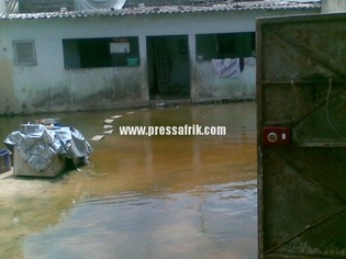 Les habitants de celle-ci résistent mais ne peuvent sortir de leurs chambres