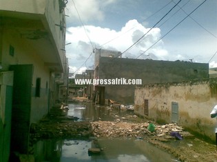 Même le remblaiement des ruelles ne peut contenir les eaux