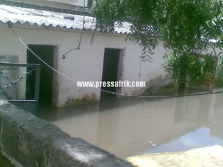 Portes et fenêtres des maisons désertées dérobées.